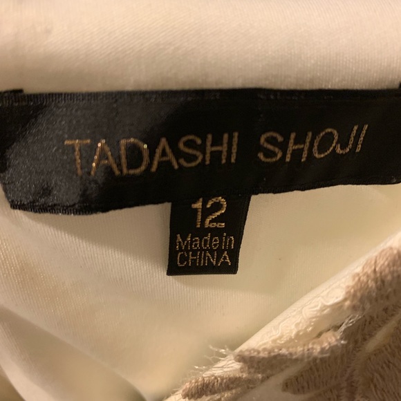 Tadashi lace gown with side appliqué - Picture 6 of 7